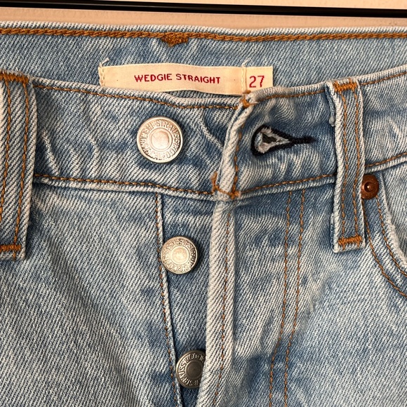 LEVI’S Wedgie Straight Jeans size 27 light wash high waisted button fly - Picture 4 of 5